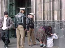 Ordnung und Sauberkeit auf der K�lner Domplatte